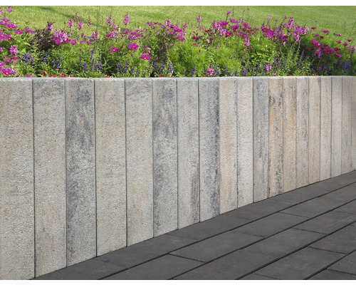 Muret fleuri avec plantations et pavés