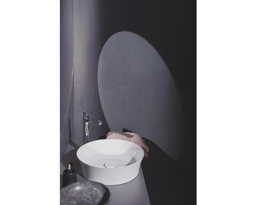 Salle de bain moderne avec lavabo à poser, robinet et miroir