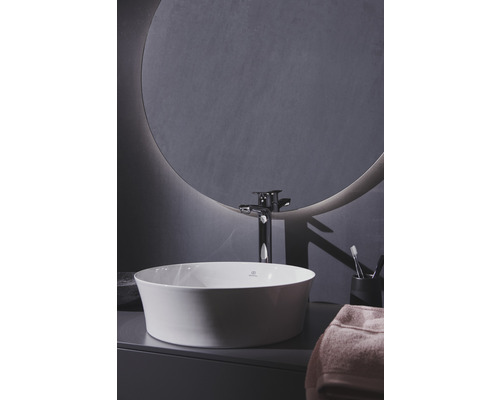 Scène de salle de bains avec lavabo à poser, robinetterie et miroir