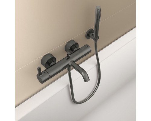 Aufputz-Badewannenarmatur mit Handbrause an einer Badewanne