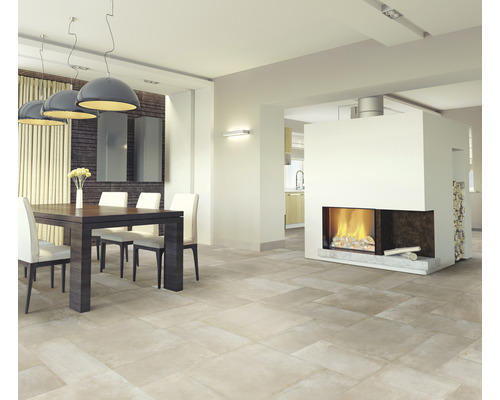 Salon avec carrelage, table à manger et cheminée