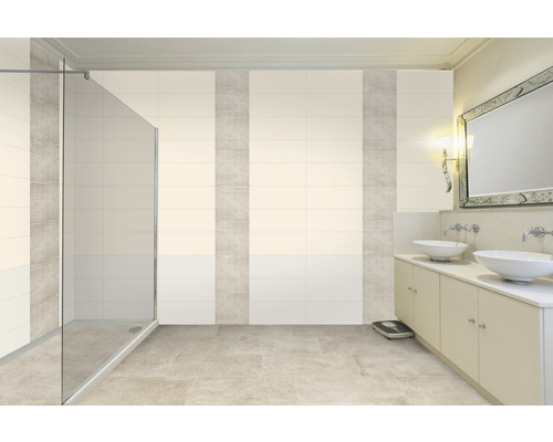 Badezimmer mit Dusche, Waschbecken und Fliesen