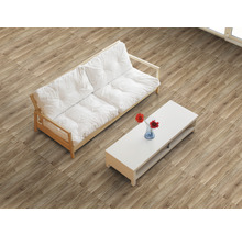 Ansicht eines Wohnzimmers mit Bodenfliesen in Holzoptik, Sofa und Tisch.