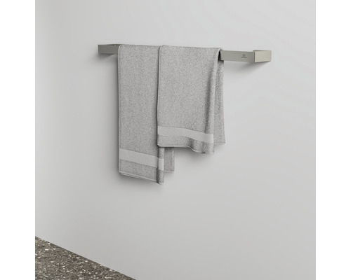 Zwei graue Handtücher auf einem Handtuchhalter an der Wand
