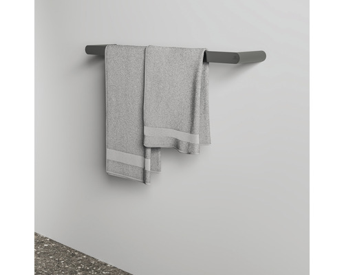 Porte-serviettes avec deux serviettes sur le mur