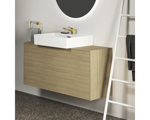 Meuble-lavabo avec meuble bas en bois, vasque à poser et porte-serviettes dans la salle de bain