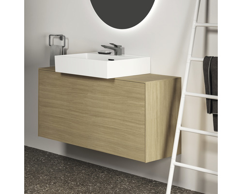 Salle de bains avec meuble sous-vasque aspect bois et vasque à poser