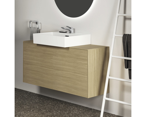 Salle de bains moderne avec meuble sous-lavabo, vasque à poser et porte-serviettes