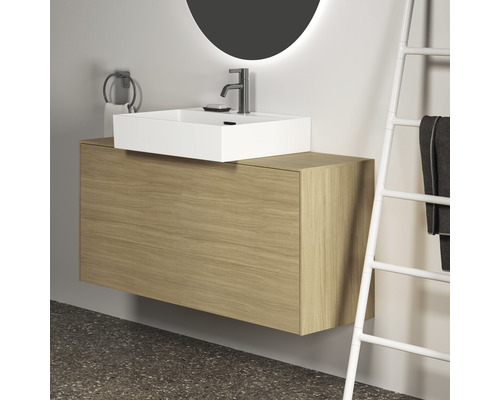 Meuble-lavabo avec meuble sous-lavabo en bois et vasque à poser rectangulaire dans la salle de bain