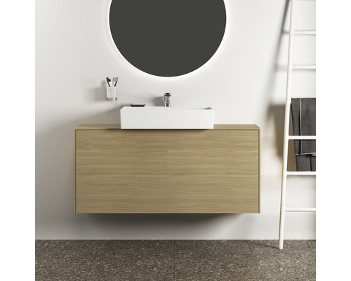 Badezimmer mit Waschtischunterschrank, Aufsatzwaschbecken und rundem Spiegel