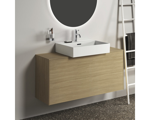 Modernes Badezimmer mit Waschtischunterschrank, Aufsatzwaschbecken und beleuchtetem Spiegel.