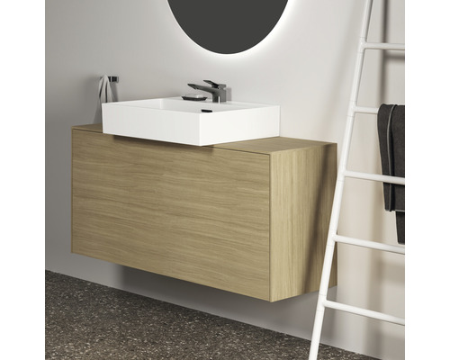 Salle de bain avec meuble sous-lavabo, vasque à poser et porte-serviettes