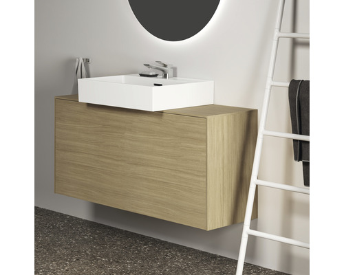 Salle de bains avec meuble sous-lavabo, lavabo et échelle à serviettes