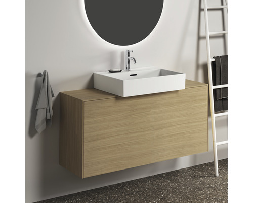 Salle de bain avec lavabo, meuble sous-lavabo et porte-serviettes