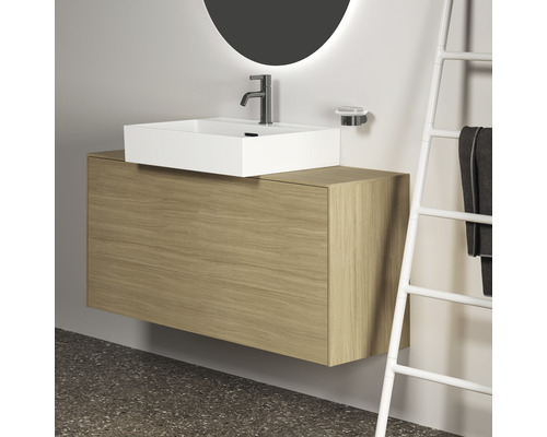 Waschtisch mit Unterschrank, Armatur und Handtuchleiter im Badezimmer