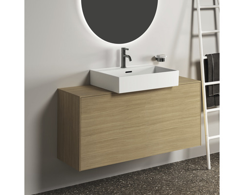 Modernes Badezimmer mit Waschtischunterschrank, Aufsatzwaschbecken, Spiegel und Handtuchleiter