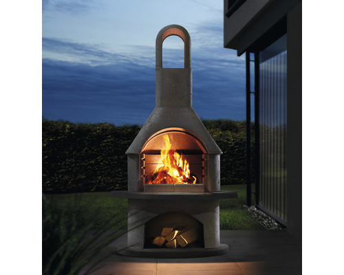 Gemauerter Gartengrill mit Feuerstelle und Holzscheiten im Lagerfach