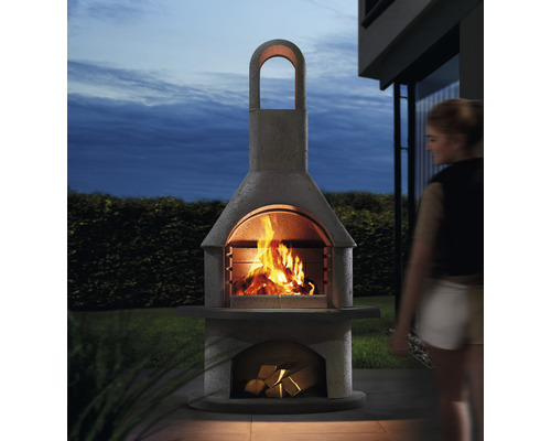 Betongrillkamin mit Holzfeuer im Garten