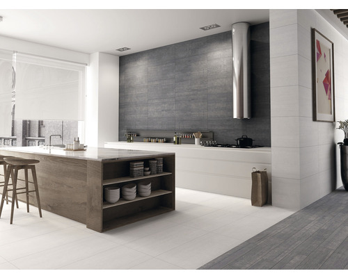 Cuisine lumineuse avec îlot de cuisson, hotte aspirante et carrelage