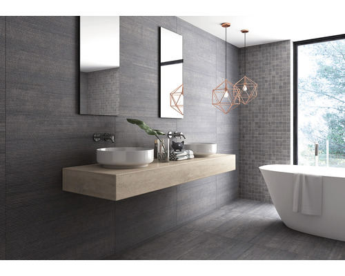 Modernes Badezimmer mit Doppelwaschtisch, Spiegeln, geometrischen Lampen und Badewanne vor einem Fenster