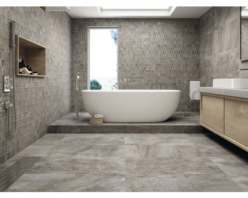 Salle de bain avec baignoire, lavabo et mosaïque