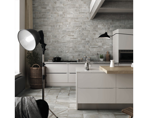 Cuisine moderne avec carreaux muraux en pierre et carreaux de sol