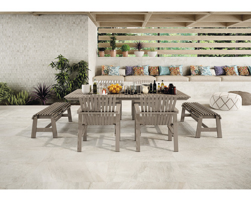 Terrasse mit Gartentisch, Stühlen, Bänken und dekorativen Elementen