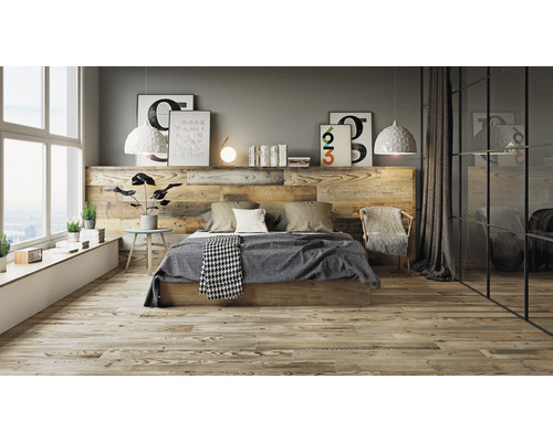 Helles Schlafzimmer mit Holzboden, Holzwand und großem Fenster