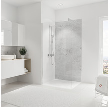 Salle de bains moderne avec cabine de douche en verre, lavabo et miroir