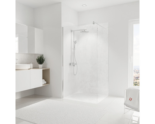 Salle de bains lumineuse avec douche, lavabo et tapis de bain pour une ambiance accueillante