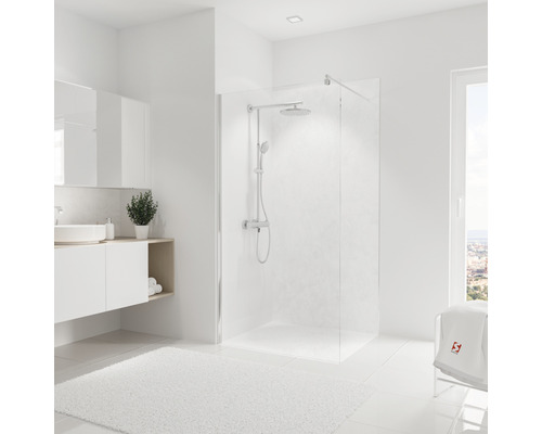 Salle de bains claire avec douche, lavabo et tapis