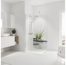 Salle de bains avec paroi de douche, lavabo et tapis de bain