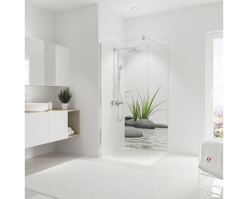 Salle de bains avec paroi de douche, lavabo et tapis de bain