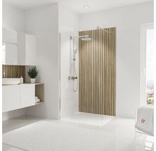 Salle de bain lumineuse avec douche, lavabo et serviette