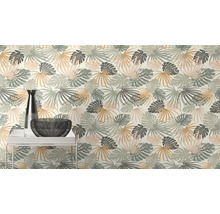 Dekorative Tapete mit Pflanzenmotiven und moderner Tischdekoration