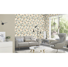 Wohnzimmer mit Sofa, Sessel und Tapete mit Blättermuster