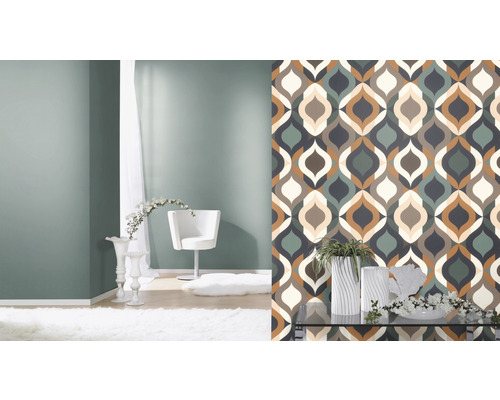 Wohnraum mit gemusterter Tapete, Sessel und Dekoration