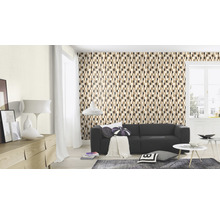 Wohnzimmer mit Sofa, Kommode und geometrischer Tapete für eine stilvolle Raumgestaltung.