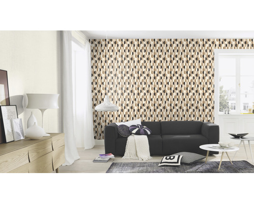 Wohnzimmer mit Sofa, Kommode und geometrischer Tapete für eine stilvolle Raumgestaltung.