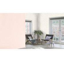 Heller Raum mit gemusterter Tapete, Stühlen und Fenstern zum Garten.