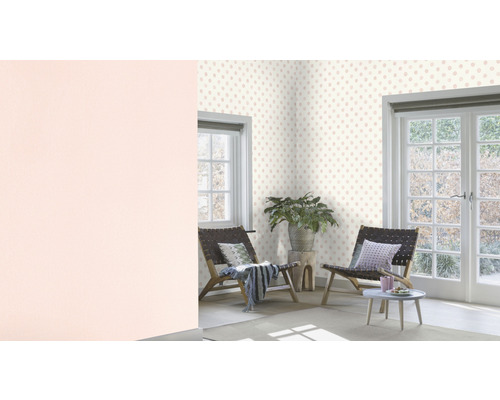 Heller Raum mit gemusterter Tapete, Stühlen und Fenstern zum Garten.