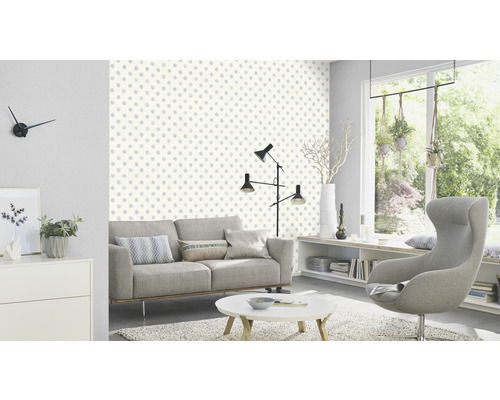 Wohnzimmer mit Tapete mit Punktmuster, Sofa, Sessel und Stehlampe