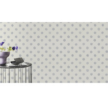 Tapete mit Punktmuster an einer Wand