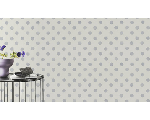 Tapete mit Punktmuster an einer Wand