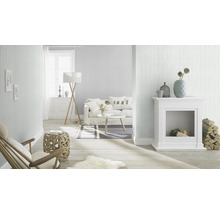 Heller Wohnraum mit gestreifter Tapete, Sofa, Kamin und Holzfußboden für ein gemütliches Ambiente