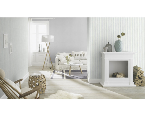 Heller Wohnraum mit gestreifter Tapete, Sofa, Kamin und Holzfußboden für ein gemütliches Ambiente