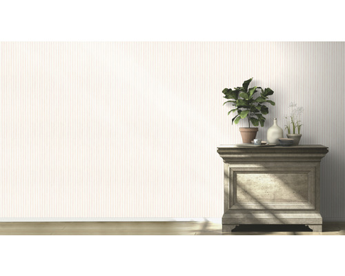 Dekorative Anrichte mit Pflanzen und Geschirr vor gestreifter Tapete