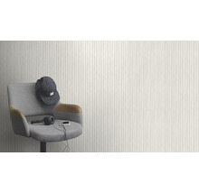 Stuhl mit Accessoires vor gestreifter Tapete