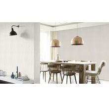 Esszimmer mit Holztisch, Stühlen und Pendelleuchten