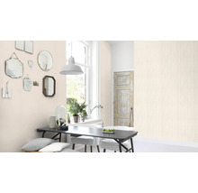 Esszimmer mit Esstisch, Stühlen und Wand mit Mustertapete